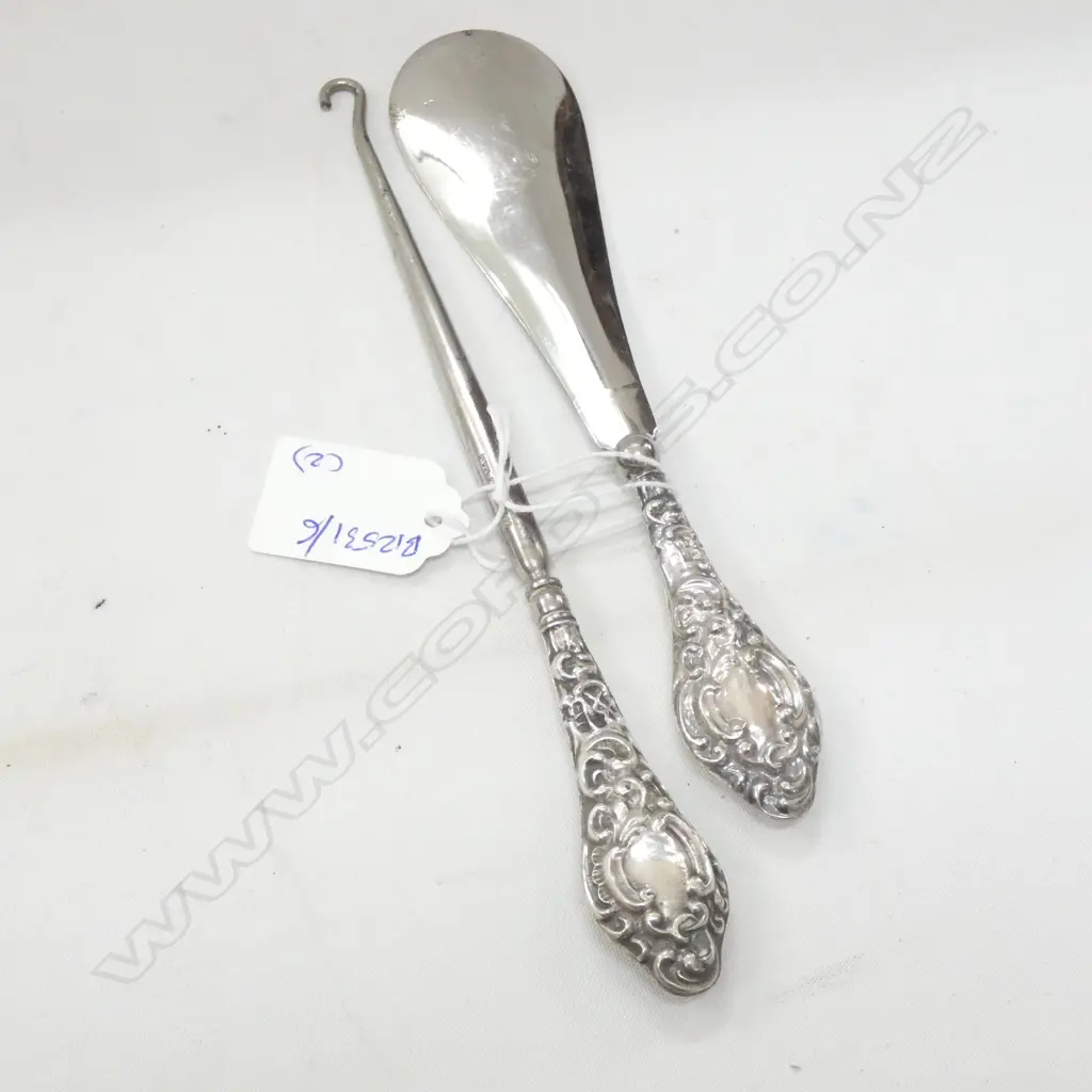 ST. SILVER EMBODSED BUTTON HOOK AND SHOE HORN CHESTER 1908 Image 1++