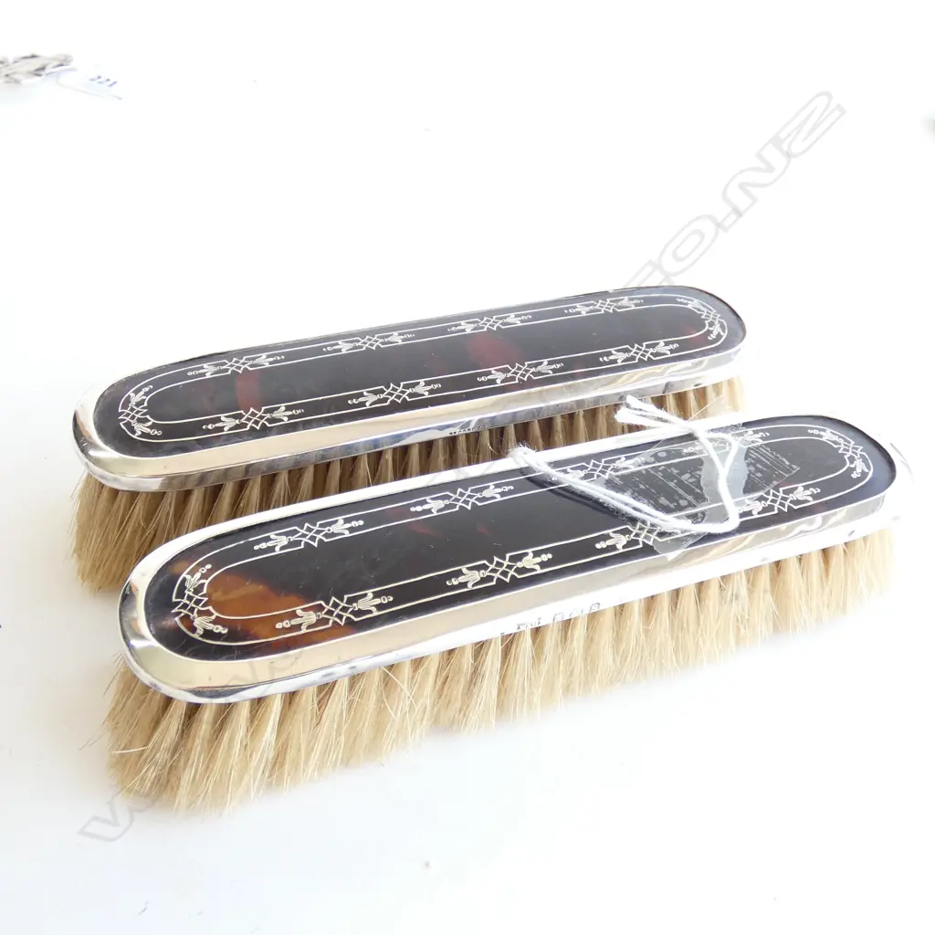 ST. SILVER AND TORTOISESHELL PAIR OF CLOTHES BRUSHES BIRMINGHAM 1917 L.170mm Image 1++