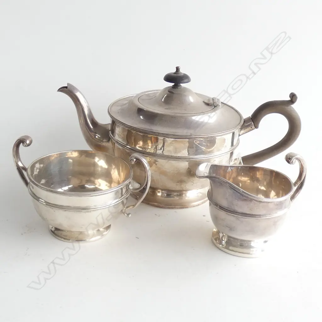 A three piece silver tea set of circular section, Image 1++