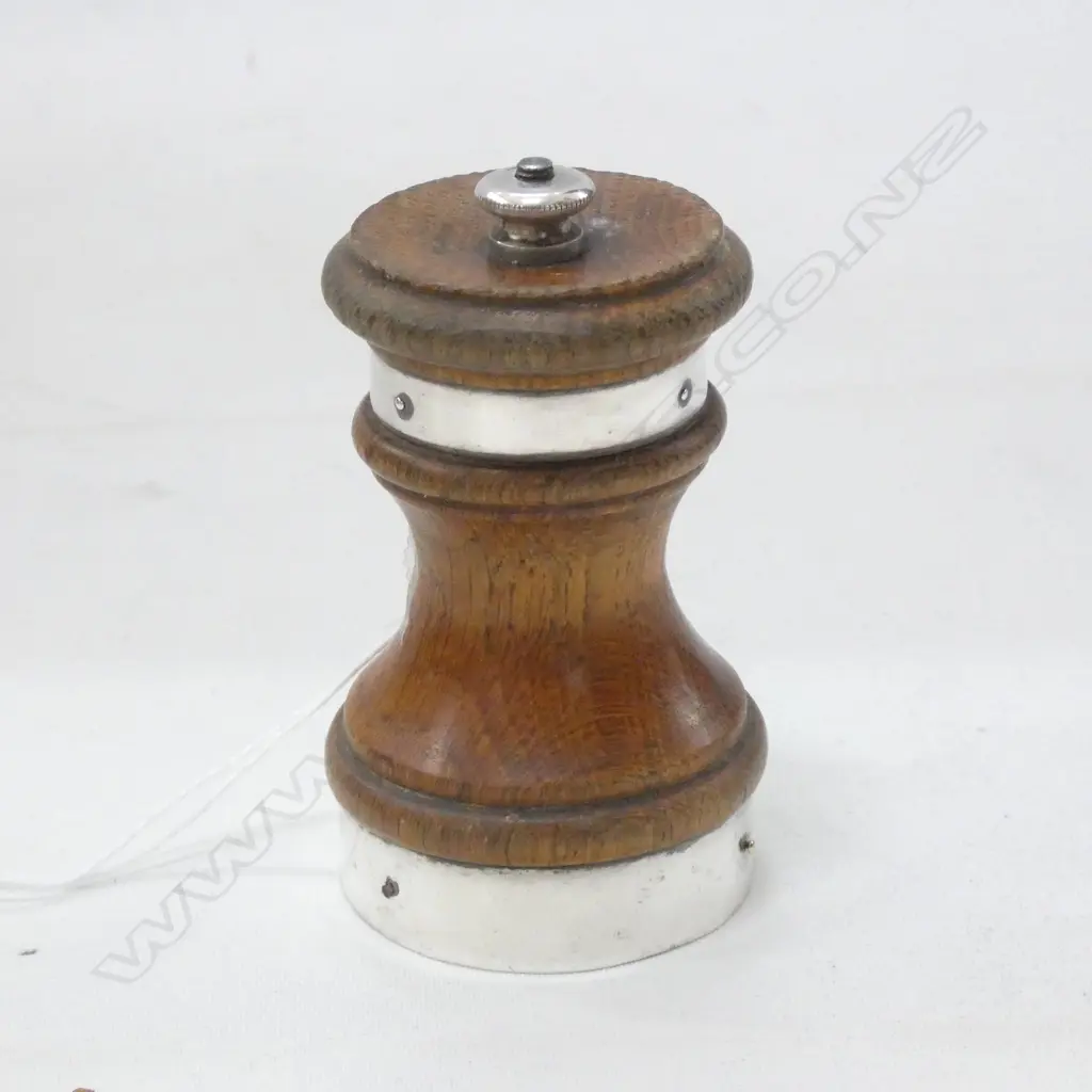 ST. SILVER AND OAK PEPPER GRINDER FRENCH MECHANISM LONDON 1903 H.90mm Image 1++