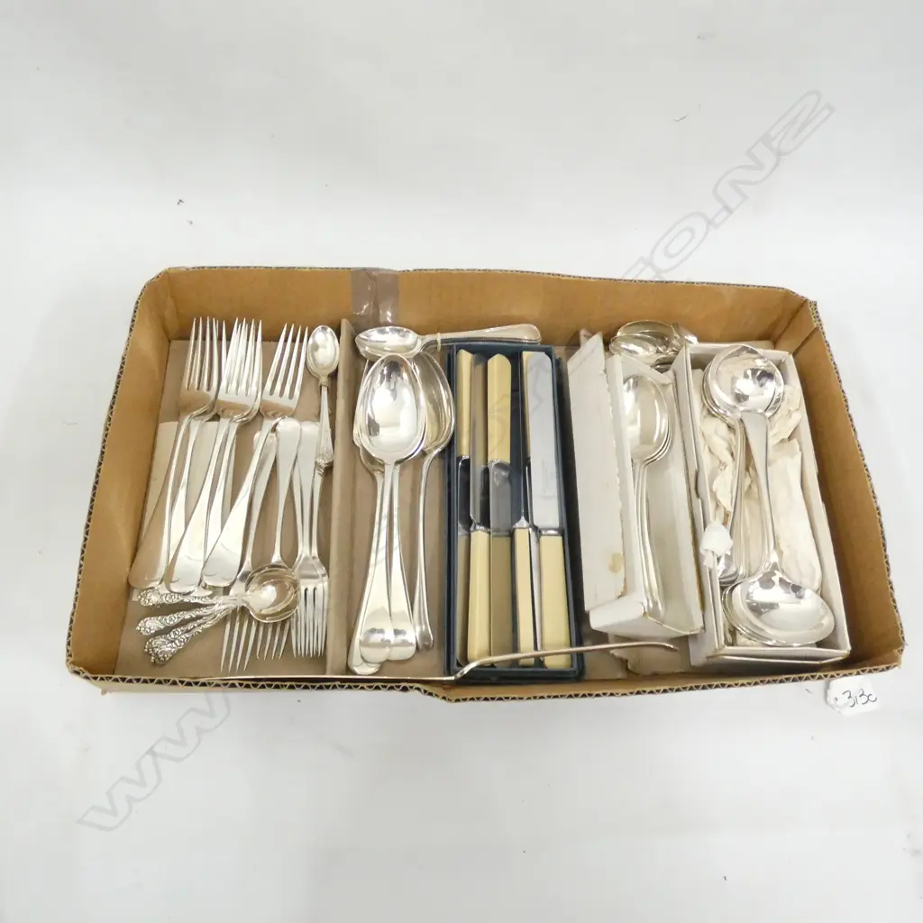 GOOD TRAY OF CUTLERY INCL. 'BONE' HANDLED KNIVES Image 1++