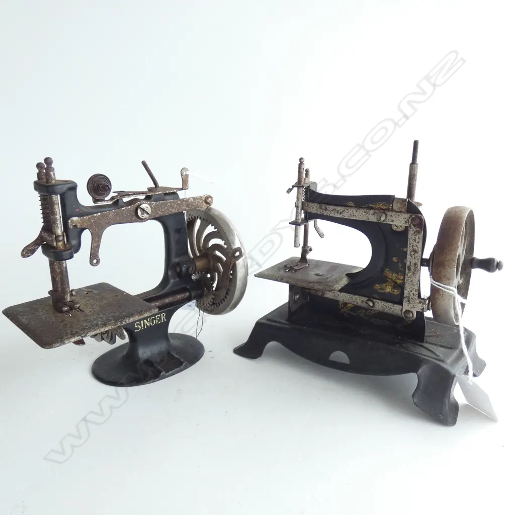 2 MINIATURE SEWING MACHINES; SINGER & OTHER H.150mm Image 1++