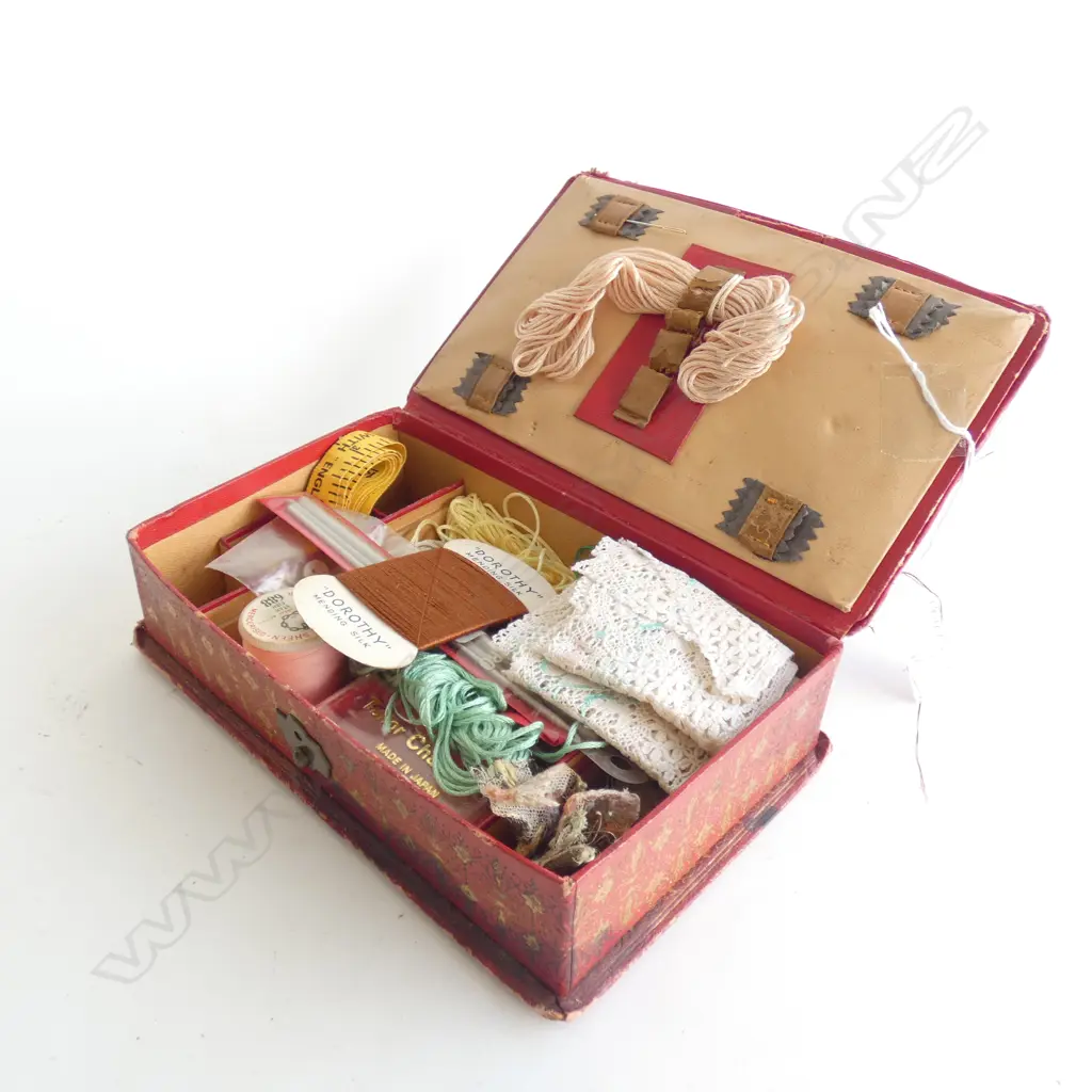 SM VINTAGE  SEWING BOX & CONTENTS  (200 X 125MM) Image 1++