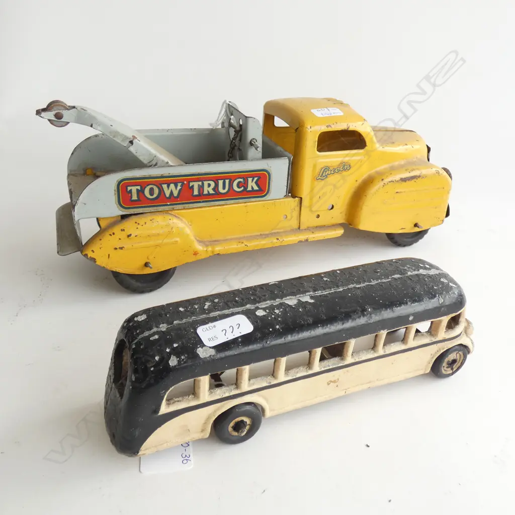 2 VINTAGE TOYS; TINPLATE LINCOLN TOW TRUCK (L. 335MM) & DIE CAST BUS (L 215MM) Image 1++