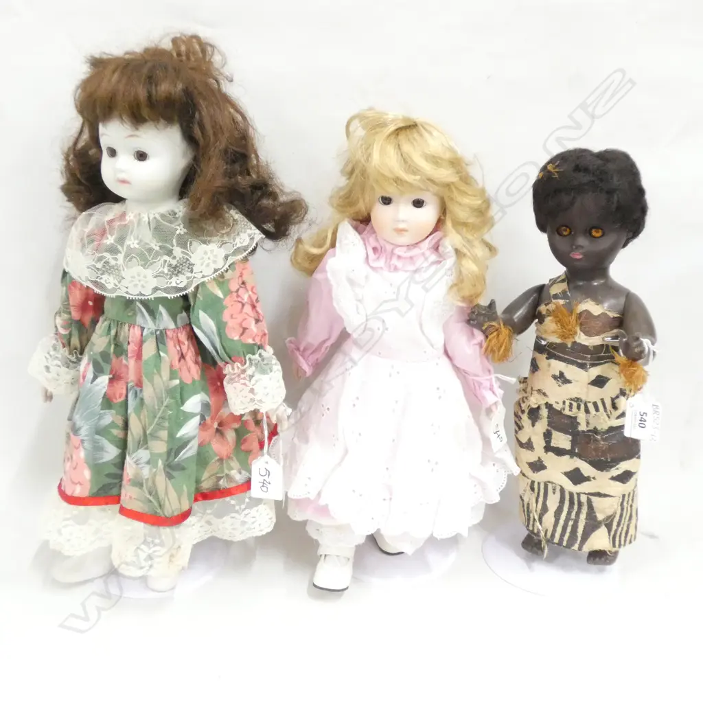 2 PORCELAIN DOLLS (1 BLACK PLASTIC) WITH STANDS  H. 400MM Image 1++