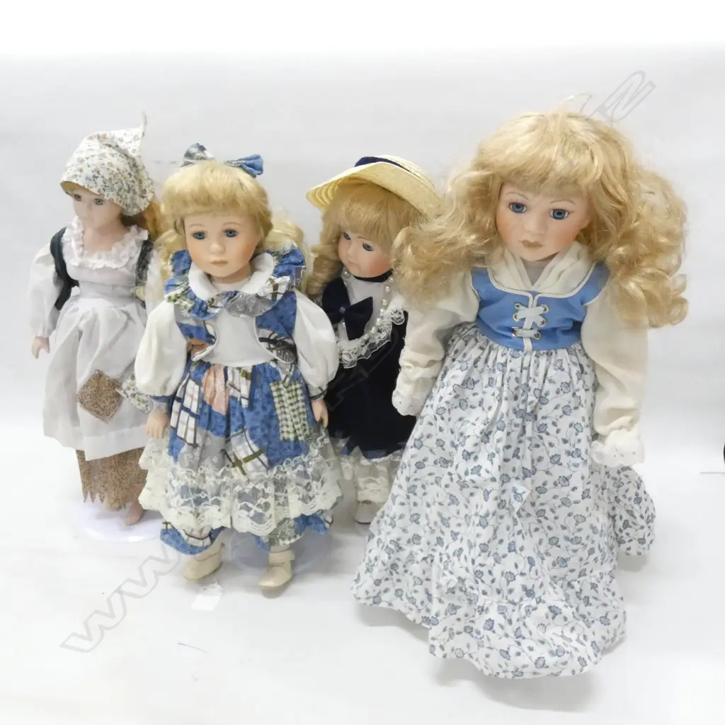 4 ASST PORCELAIN DOLLS WITH STANDS H. 450MM Image 1++