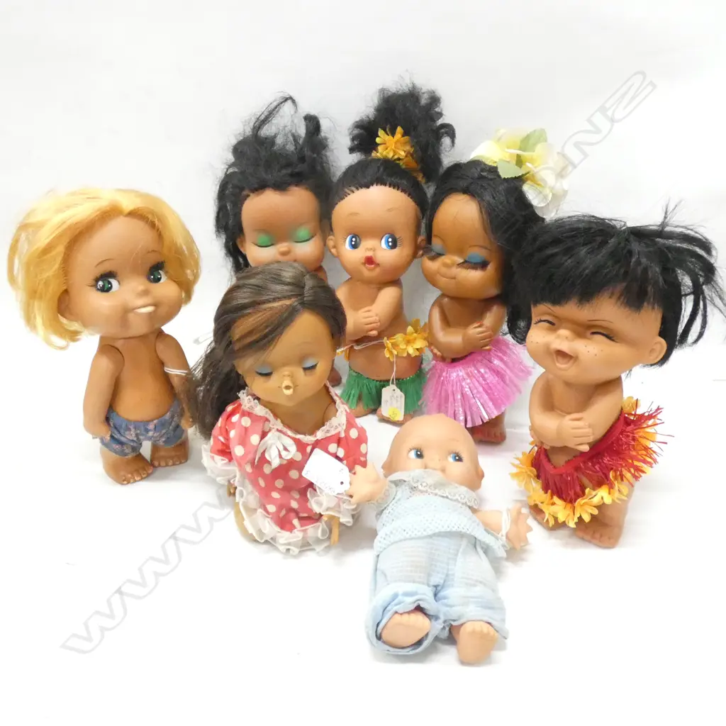 6 RUBBER HAWAIIAN HULA GIRLS (H. 255MM) + 1 RUBBER KEWPIE DOLL H. 225MM Image 1++