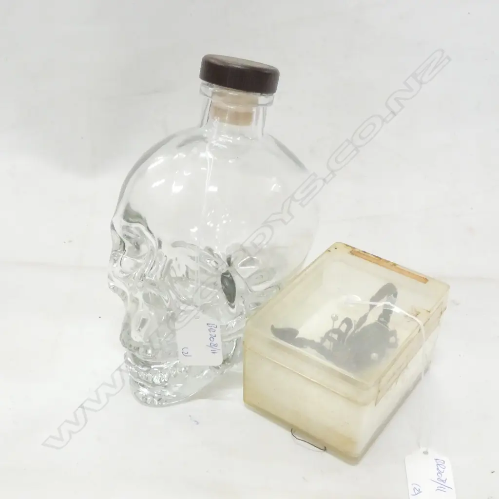 CRYSTAL VODKA SKULL BOTTLE + BLACK SCORPION H 190 MM Image 1++