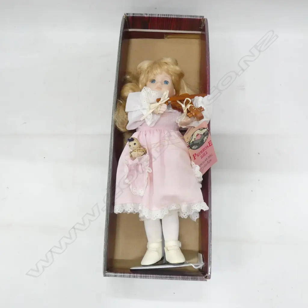 PRIMROSE HILL PORCELAIN DOLL WITH VIOLIN & STAND H. 365MM Image 1++