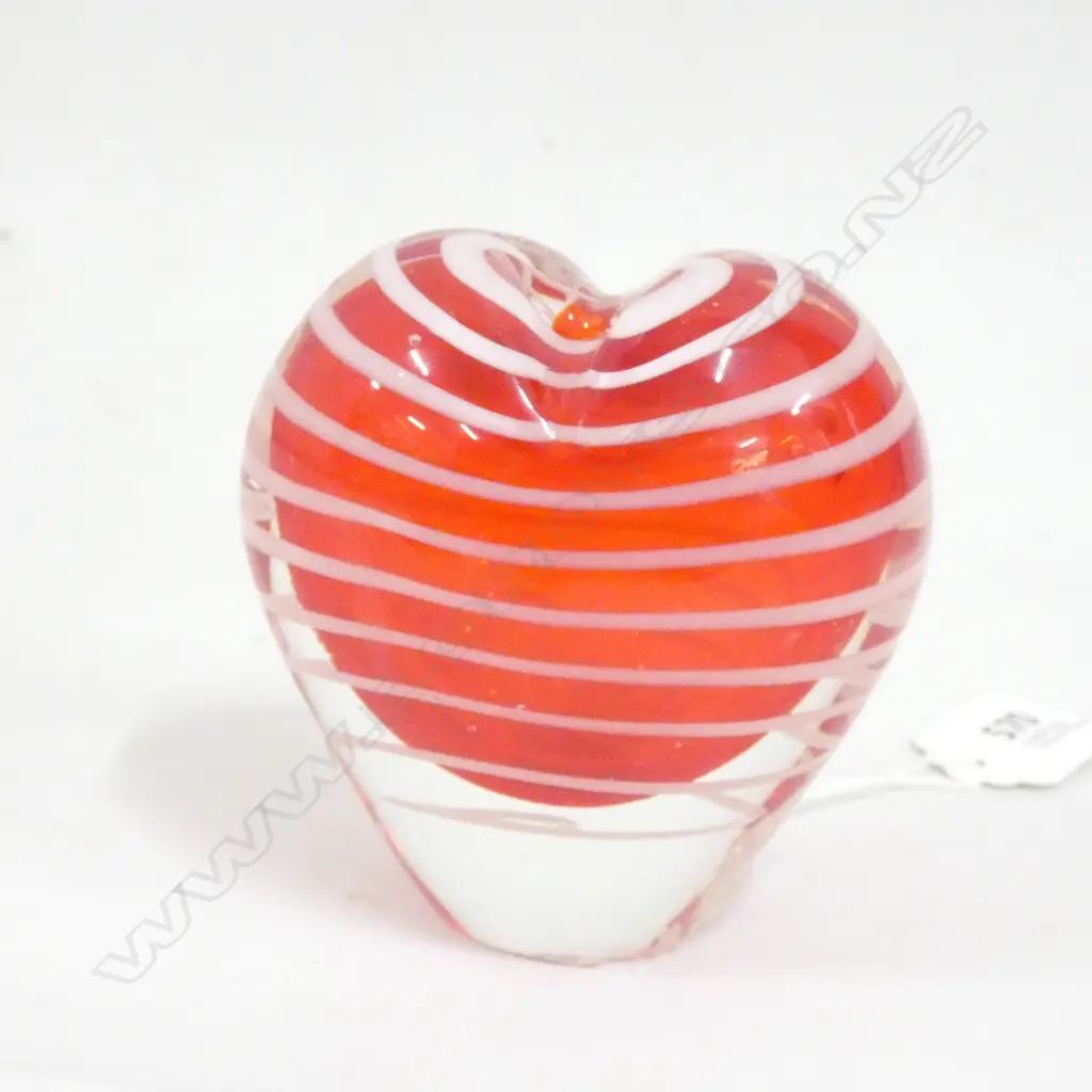 RED AND WHITE HEART SHAPED GLASS VASE H.90mm Image 1++