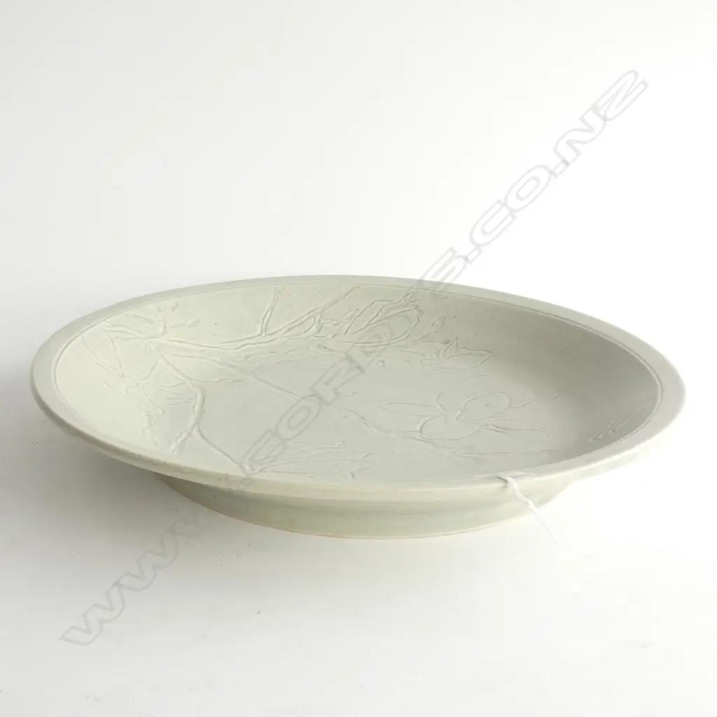 LGE STUDIO POTTERY PLATE CELADON W INCISED MAGNOLIA Image 1++