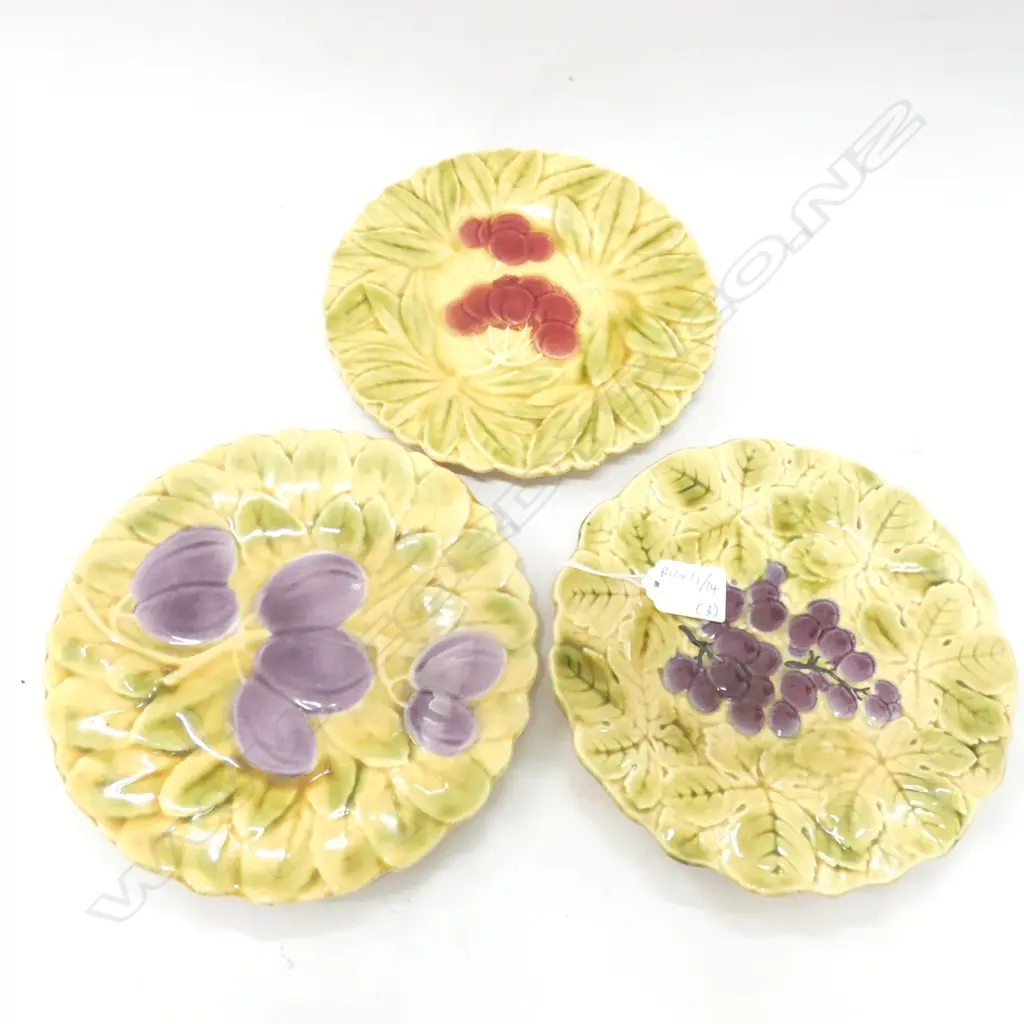 3 SARREGUEMINES FRENCH MAJOLICA PLATES GRAPES CHERRIES PLUMS D.190mm Image 1++