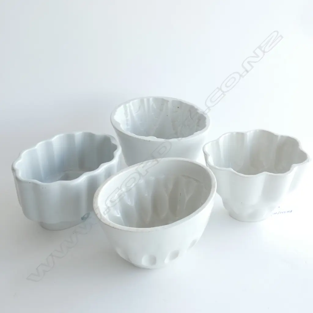 4 VINTAGE WHITE CERAMIC JELLY MOULDS W.150mm Image 1++