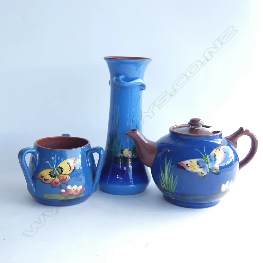 3 TORQUAY WARE PCES; TEAPOT, VASE H.240mm & LOVING CUP AF Image 1++