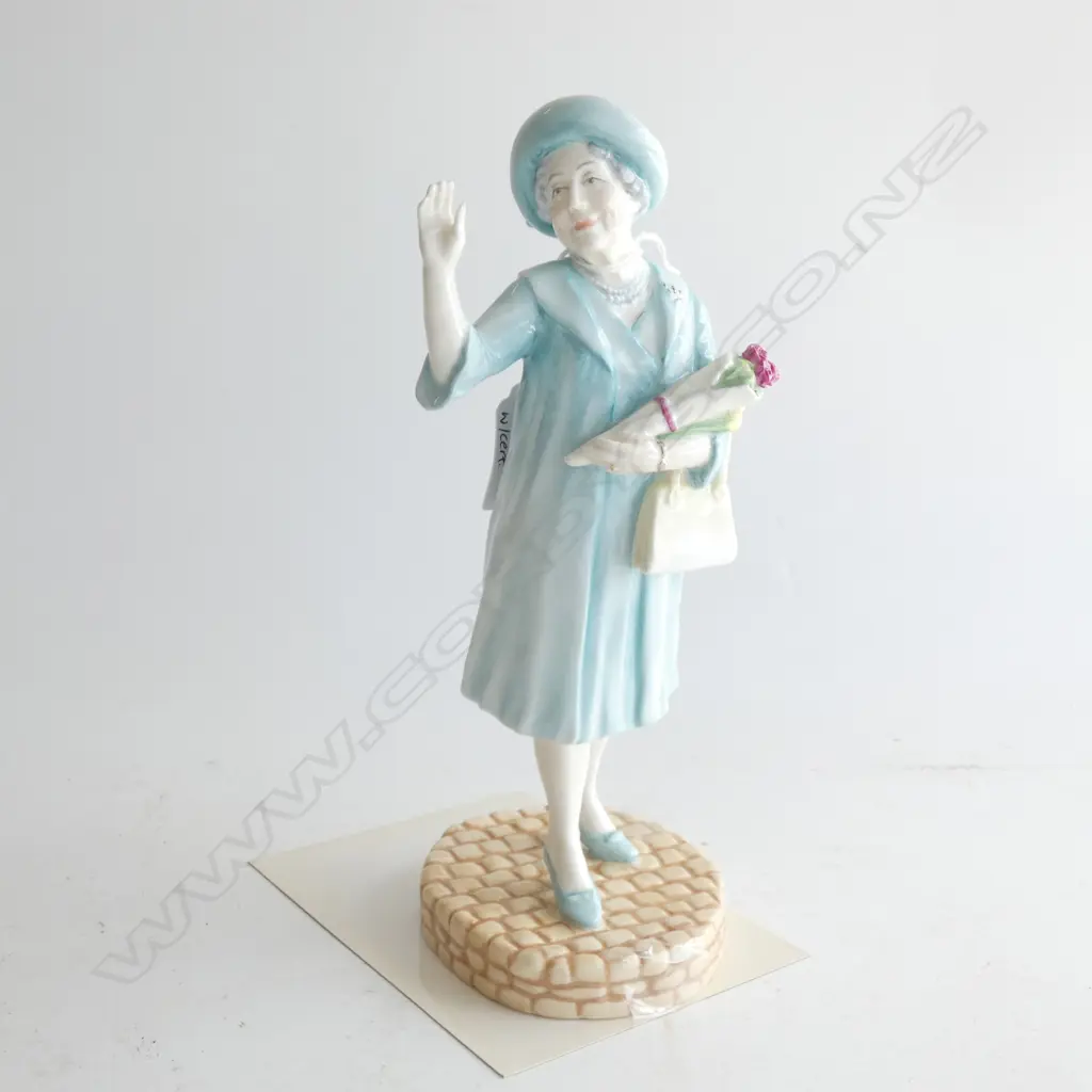 ROYAL DOULTON QUEEN MOTHER HN4086 H. 220MM W/CERTICIATE 33/2000 Image 1++