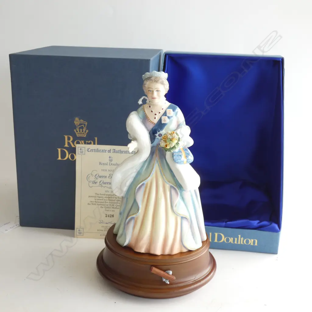 ROYAL DOULTON QUEEN ELIZABETH THE QUEEN MOTHER 90TH BIRTHDAY HN3189 H.260MM(W/STAND) RETAILS $1150 2426/2500.... Image 1++