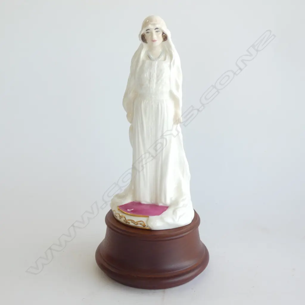 ROYAL DOULTON FIGURINE OF ELIZABETH BOWES- LYON ON THE OCCASION OF HER MARRIAGE TO THE KING GEORGE VI H W/STAND 280 MM.. Image 1++