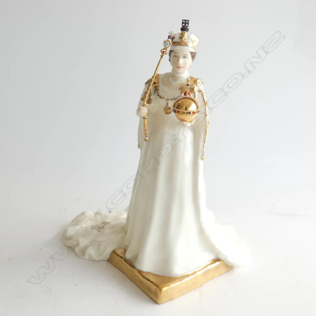ROYAL DOULTON HER MAJESTY QUEEN ELIZABETH 11 GOLDEN JUBILEE HN4372 H.220MM RETAILS $1600 17/1500 Image 1++