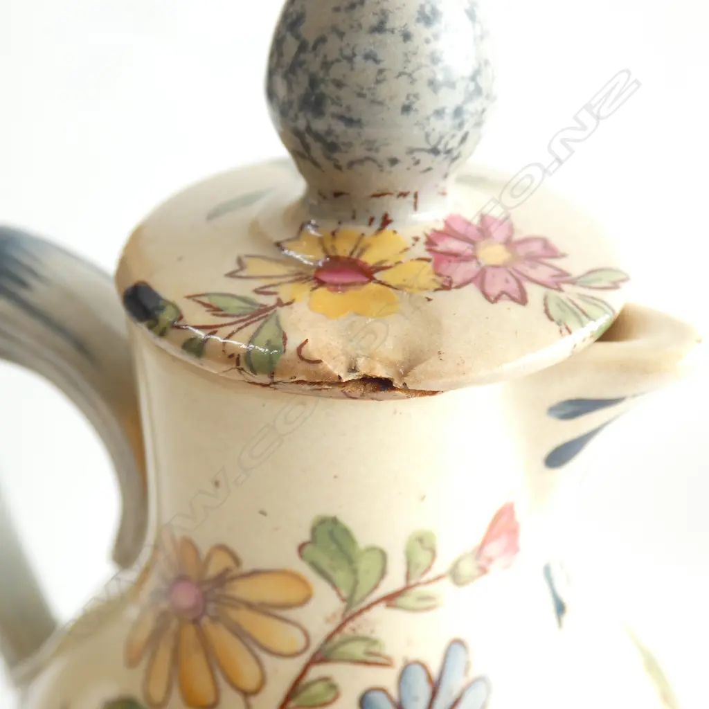 FRENCH FAIENCE STYLE POTTERY CRUET SET WITH BASE / JUGS & LIDS - DELFT STYLE HANDLES. Image 1++