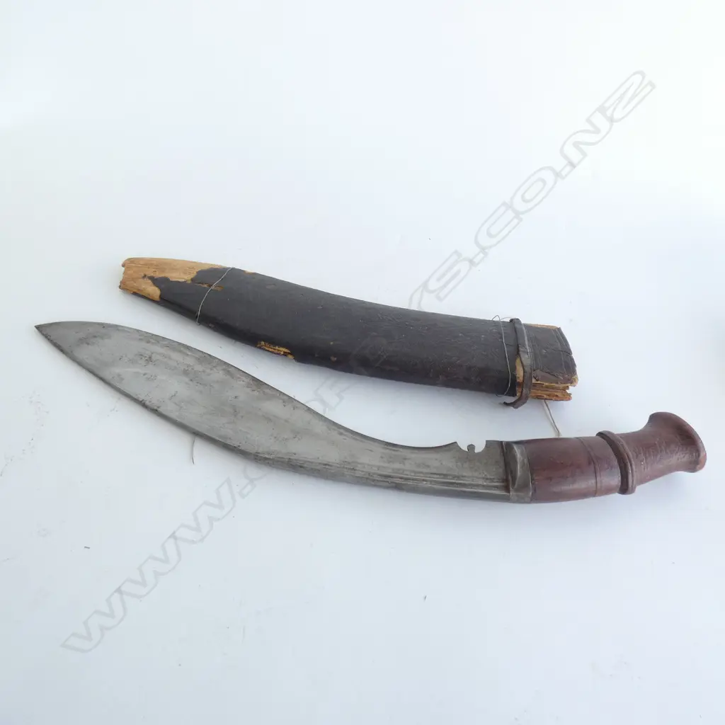 LG OLD WOODEN HANDLE GURKHA KNIFE & SCABBARD - DAMAGE & WEAR TO SCABBARD L.455MM Image 1++