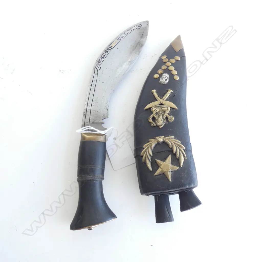 OLD LEATHER & BRASS GURKHA KUKRI KNIFE & SCABBARD (L 265MM) WITH 2 SM KNIVES (L 75MM) IN POUCH  Image 1++