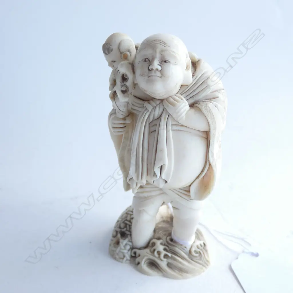 JAPANESE IVORY CARVING 'MAN w. CHILD CROSSING RIVER' H.85mm Image 1++