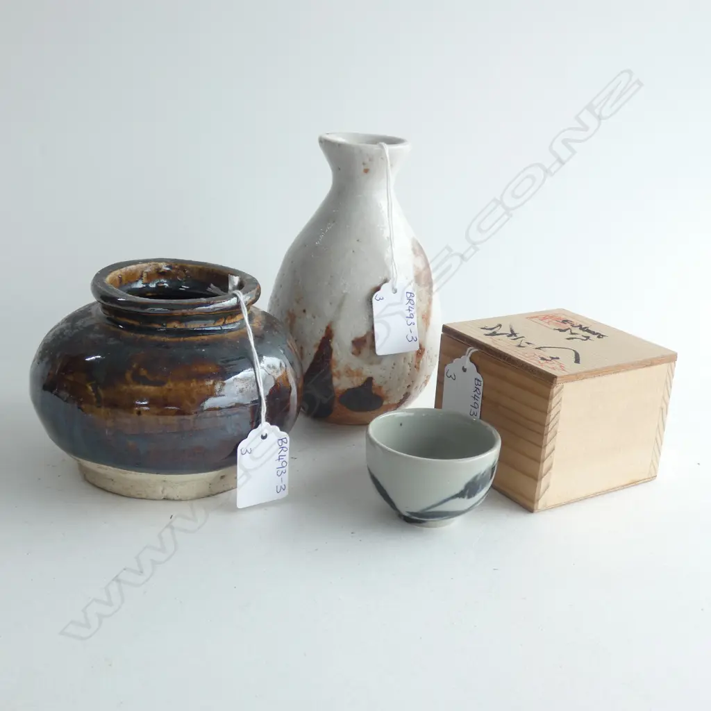 3 ORIENTAL POTTERY PCS; OLD BROWN GLAZE POT / STUDIO VASE (H. 155MM) & BLUE & WHITE CUP WITH BOX  Image 1++