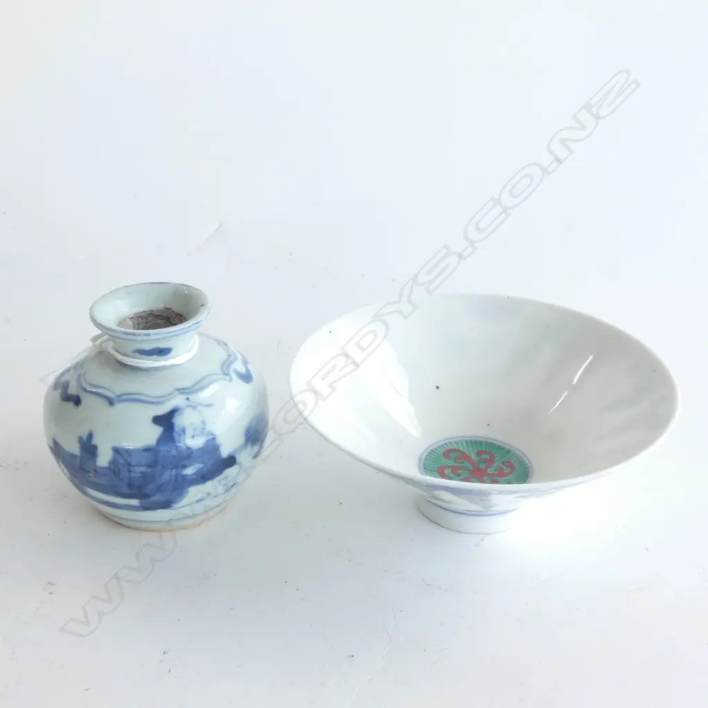 SMALL ORIENTAL BOWL & B/W VASE  Image 1++