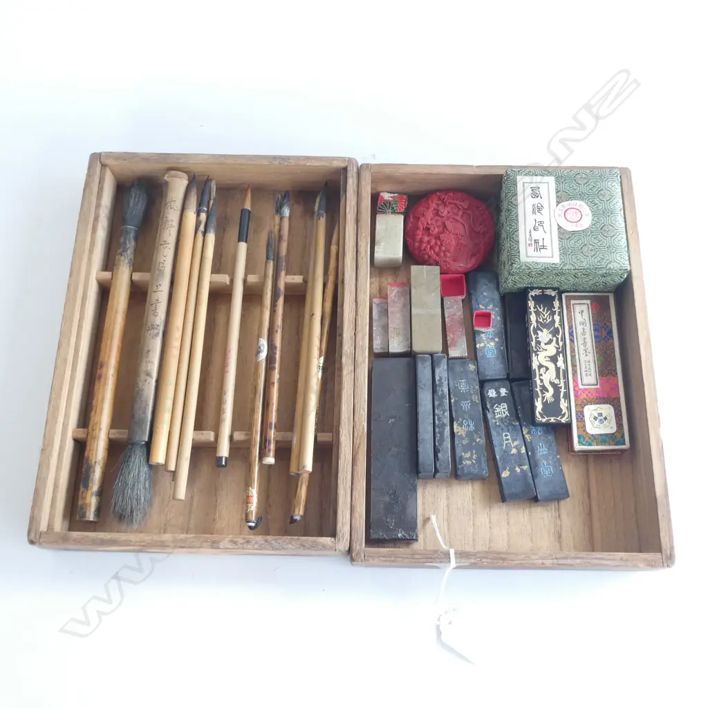 SELECTION OF CALLIGRAPHY UTENSILS IN 2 TRAYS... Image 1++