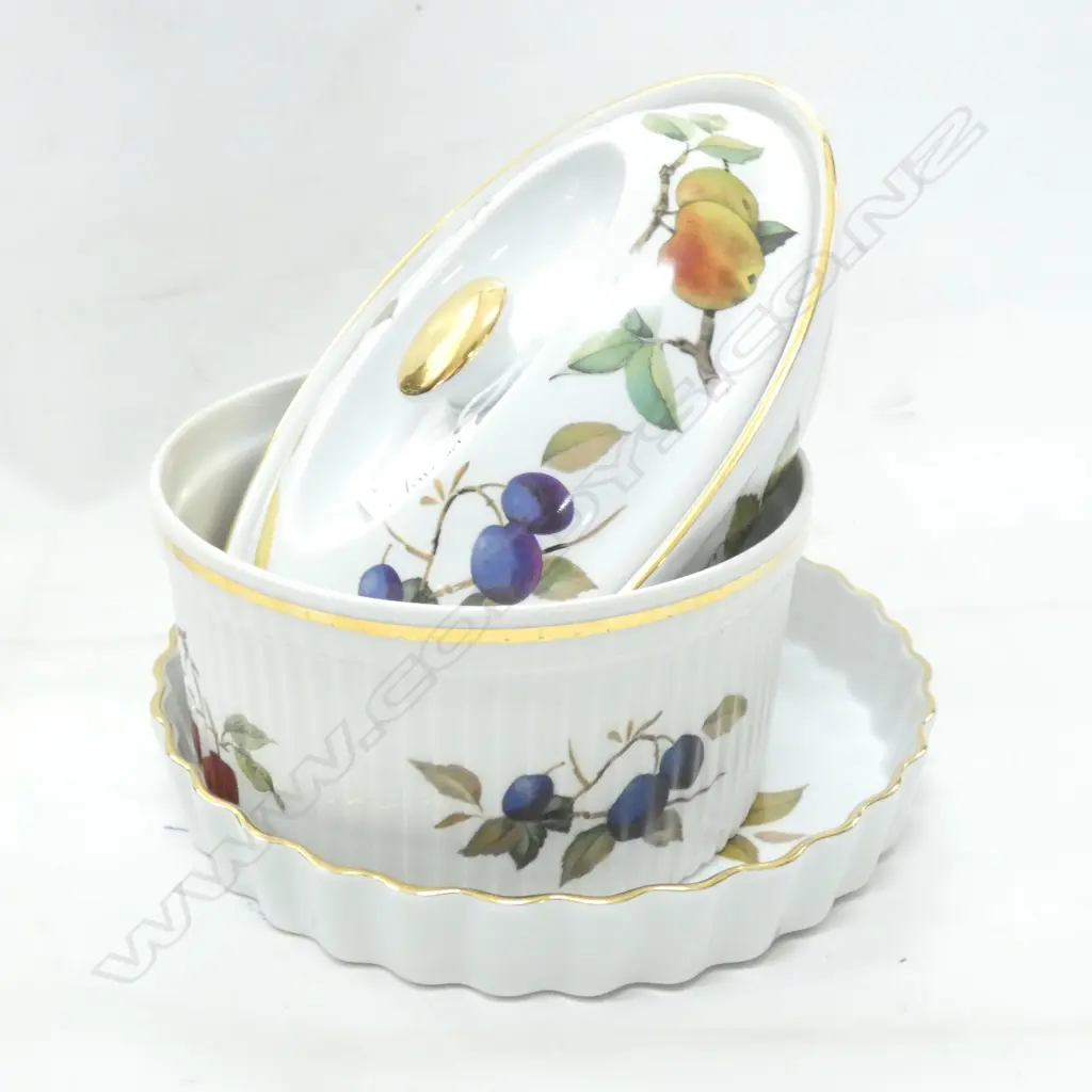 3 PCES R/WORCESTER 'EVESHAM'; LIDDED DISH, QUICHE & SOUFFLE 175mm dia  Image 1++
