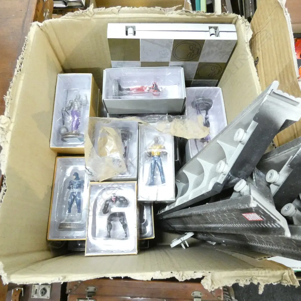 BOX LOT MARVEL COMICS CHESS SET Image 1++