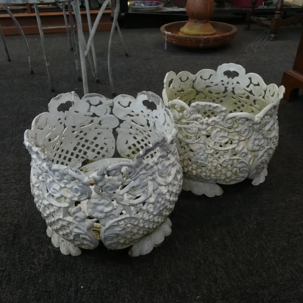PR WHITE PAINTED METAL PLANT HOLDERS 275mm dia Image 1++