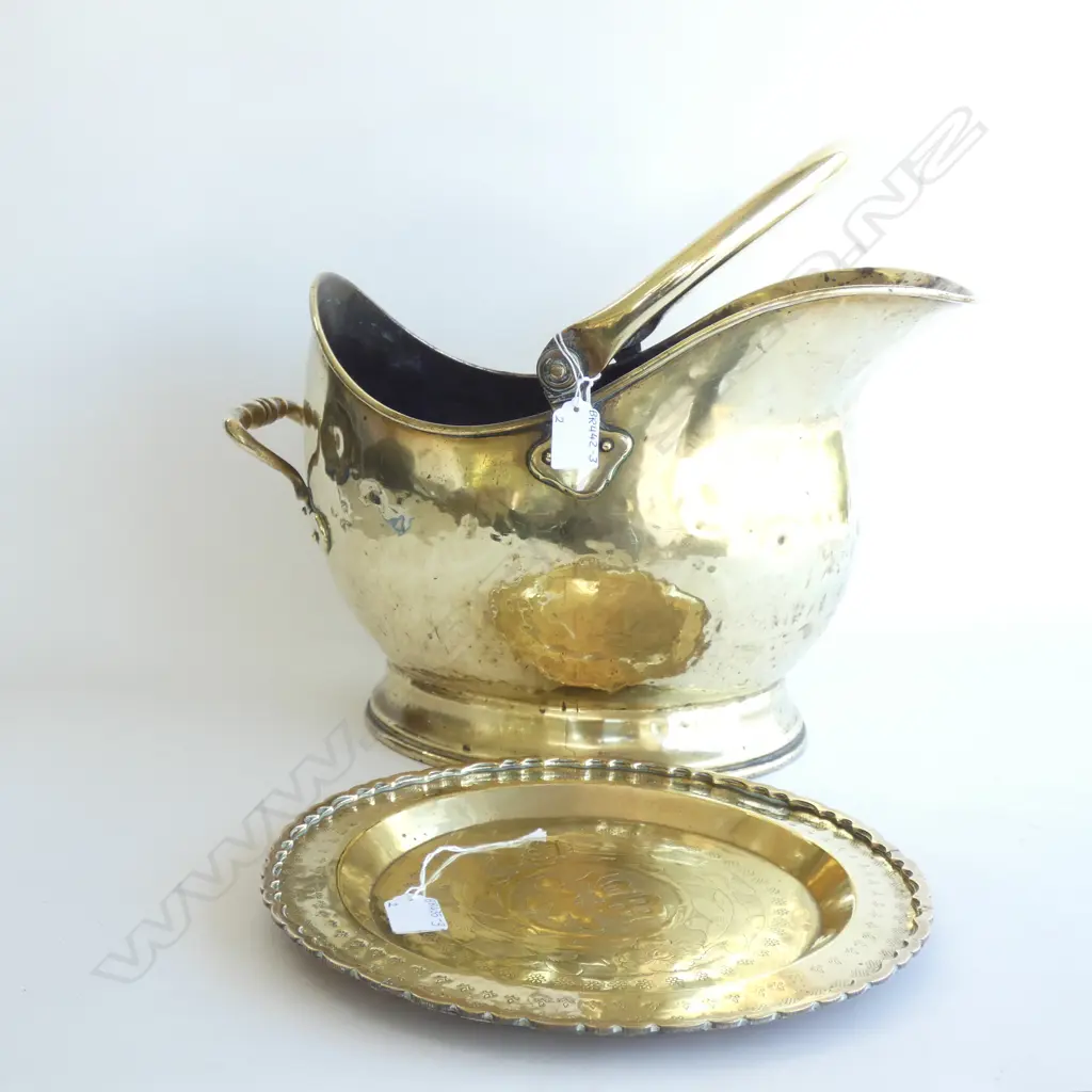 LG BRASS COAL SCUTTLE (L 385MM) & ORIENTAL TRAY (DIA 310MM) Image 1++