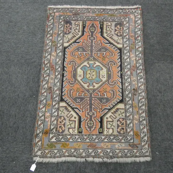 A HAND KNOTTED SMALL PERSIAN SHIRAZ RUG 1.06  x  0.75m