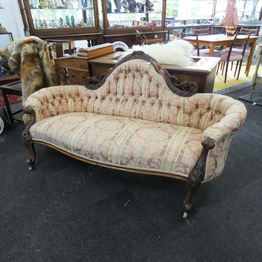 A Victorian walnut framed sofa, Image 1++