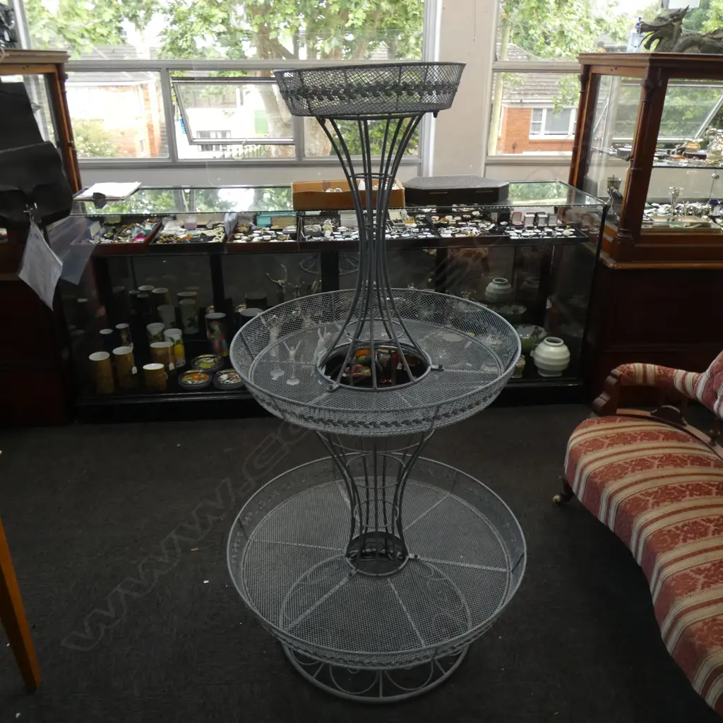 WROUGHT IRON GARDEN POT STAND Image 1++
