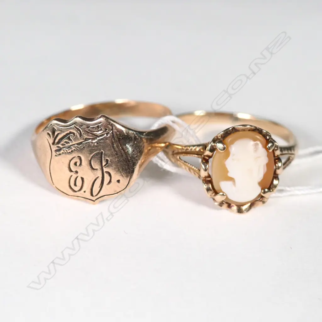 2 9CT GOLD RINGS; SIGNET SIZE UK M AND CAMEO SIZE UK O Image 1++
