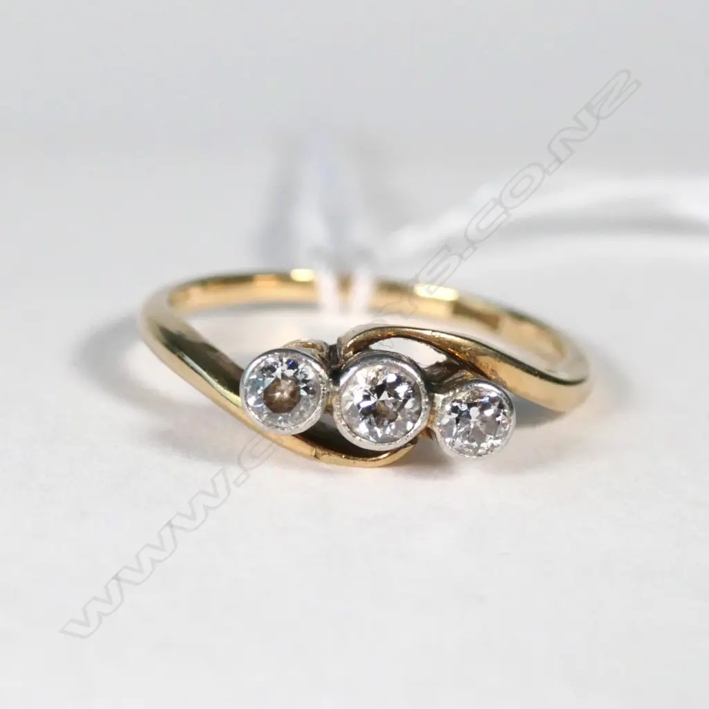 18CT 3 DIAMOND RING SIZE K Image 1++