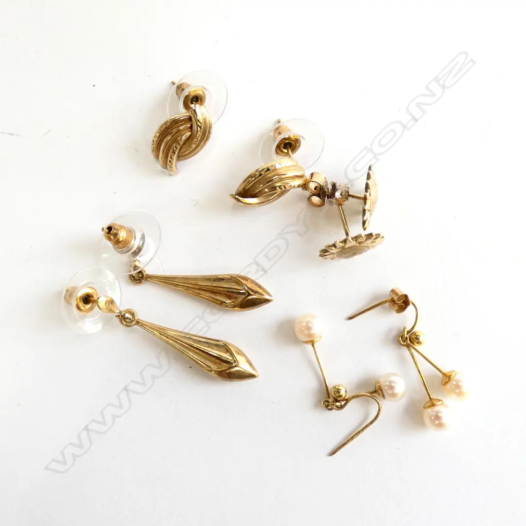 LOT EARRINGS CULTURED PEARL DROP, GOLD DROPS & 2 PAIRS GOLD STUDS 5.1GMS TOTAL  Image 1++