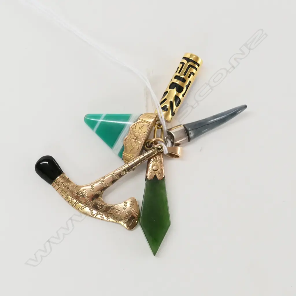 SMALL ARROWHEAD POUNAMU & GOLD PENDANT + 4 PENDANTS Image 1++