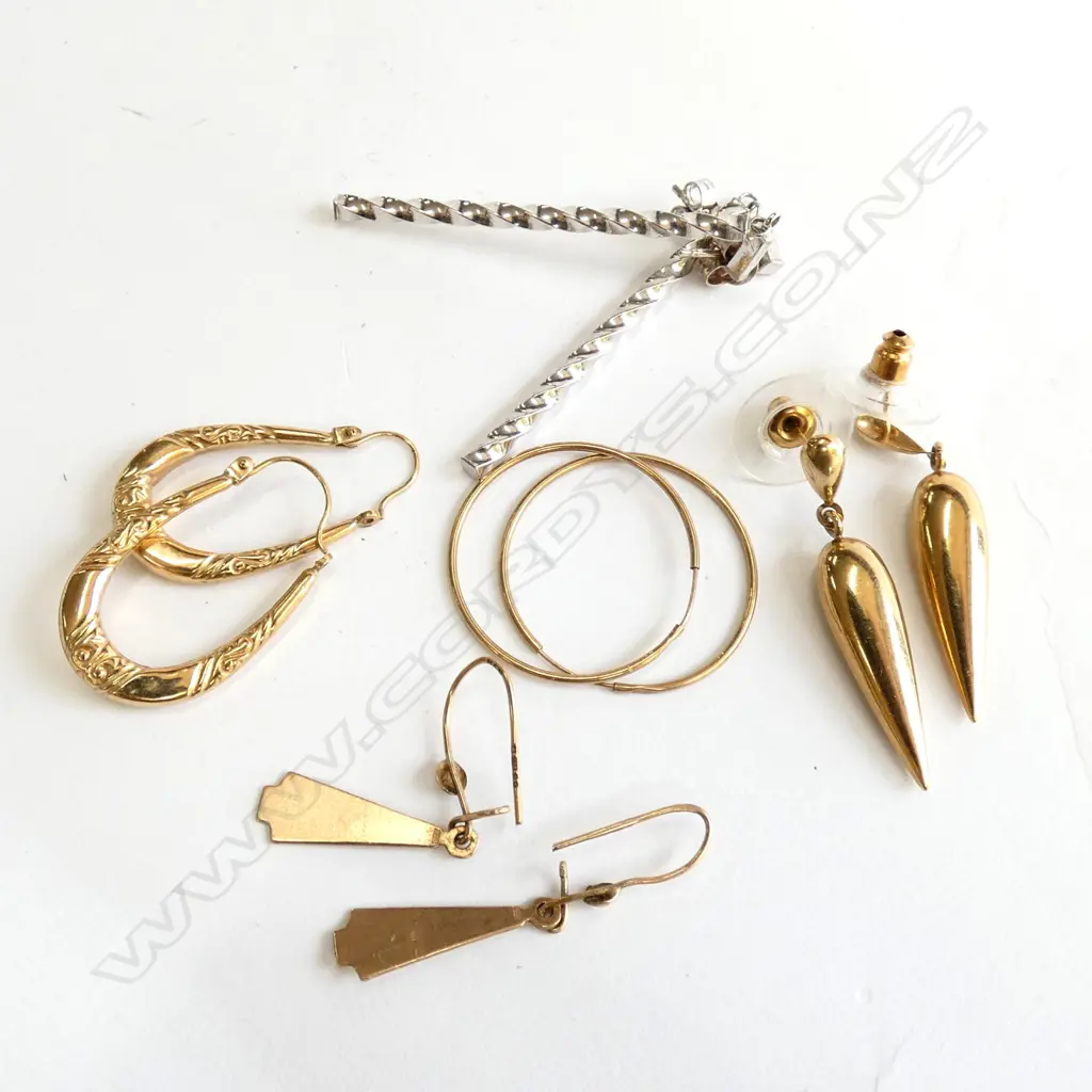 EARRINGS 1 PR STIRLING SILVER DROPS & 4 PAIRS GOLD EARRINGS TOTAL 4.3GMS  Image 1++