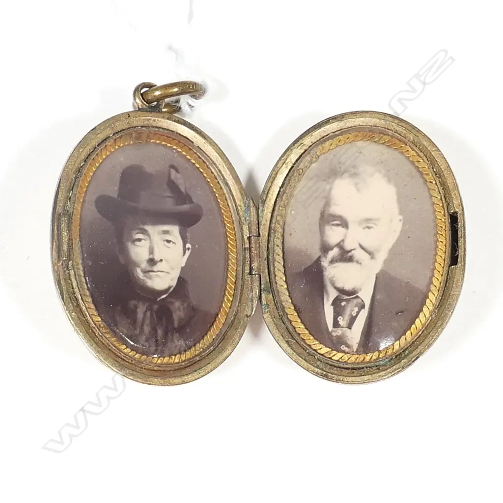 ANTIQUE GOLD PLATED PICTURE LOCKET Image 1++