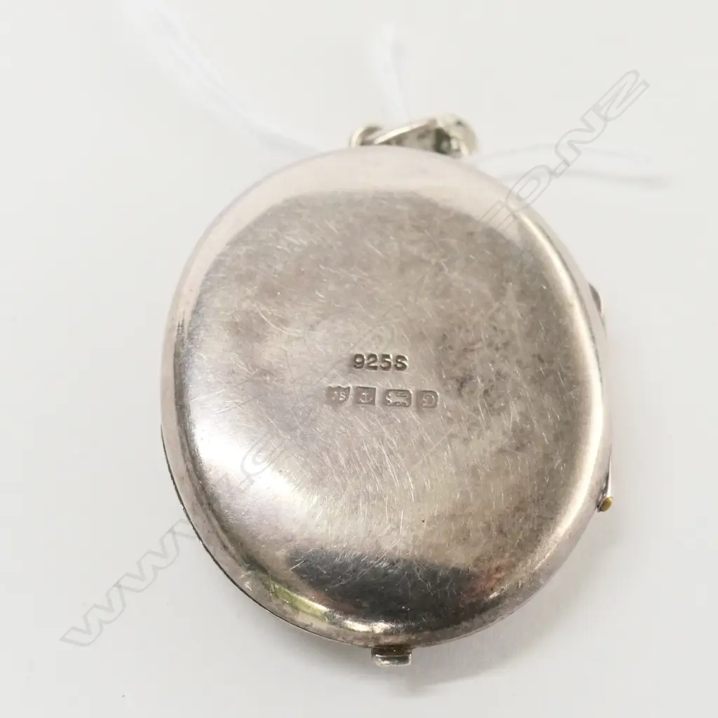 OVAL ENGRAVED BIRMINGHAM 1978 SILVER LOCKET Image 1++