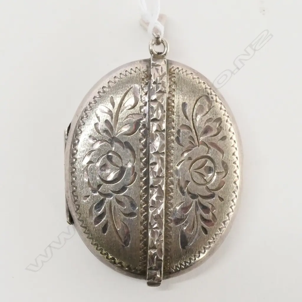 OVAL ENGRAVED BIRMINGHAM 1978 SILVER LOCKET Image 1++