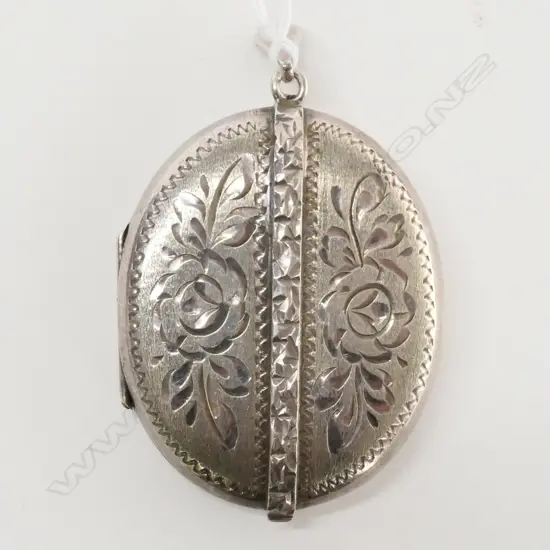 OVAL ENGRAVED BIRMINGHAM 1978 SILVER LOCKET