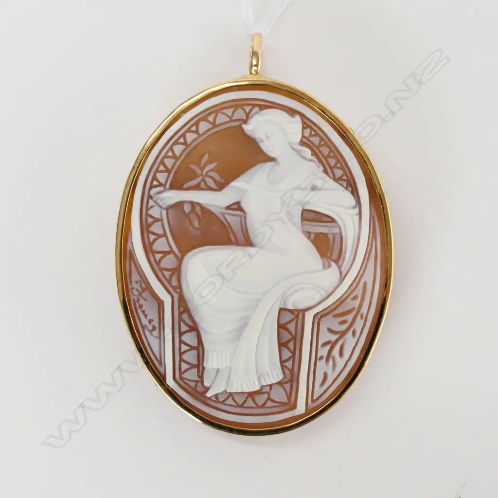 18CT CLASSIC CAMEO BROOCH Image 1++