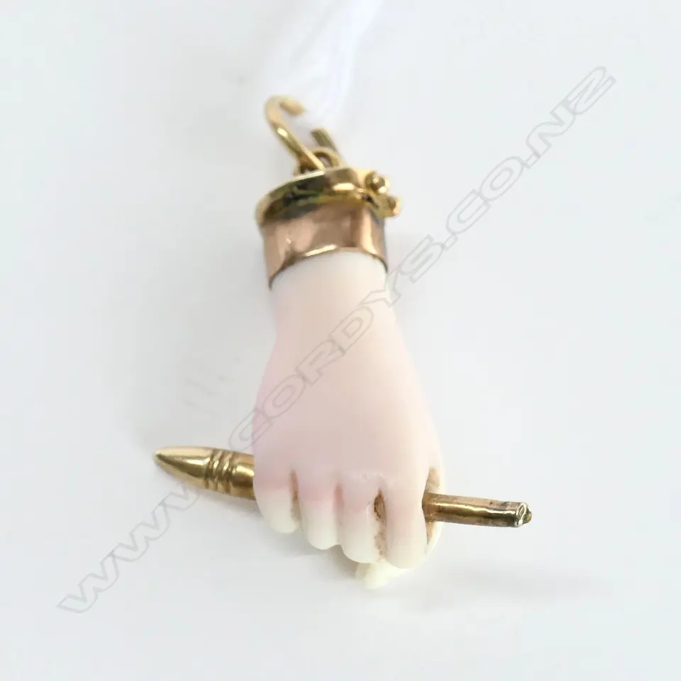 ANTIQUE CORAL & GOLD CLENCHED FIST PENDANT Image 1++