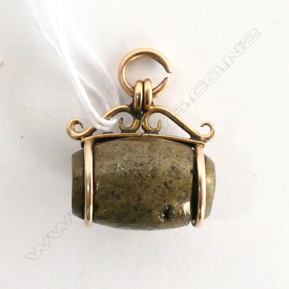 UNCOMMON NZ COLONIAL GOLD BEARING QUARTZ & 9 CT ROSE GOLD FOB Image 1++