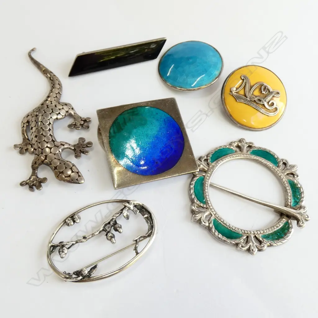 BAG OF ENAMEL & SILVER BROOCHES Image 1++