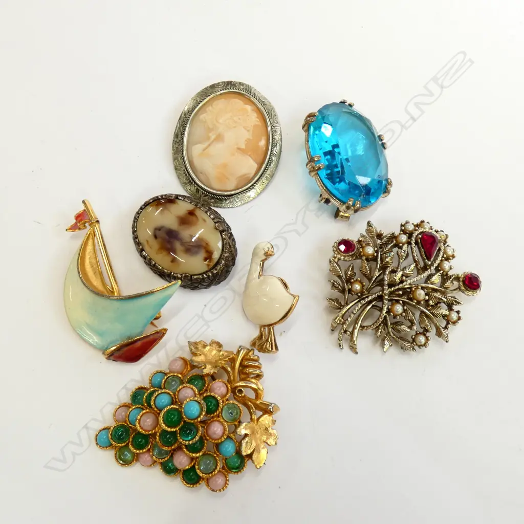 BOX OF DRESS BROOCHES Image 1++